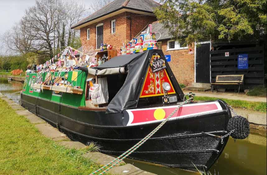 A photo of a Narrowboat painted in the Roses and Castles style.