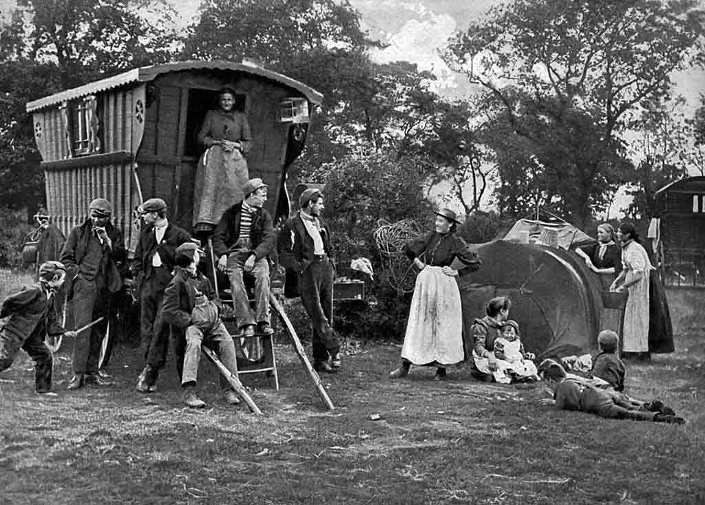 A photo of a Vardo Caravan with a group of Travellers.